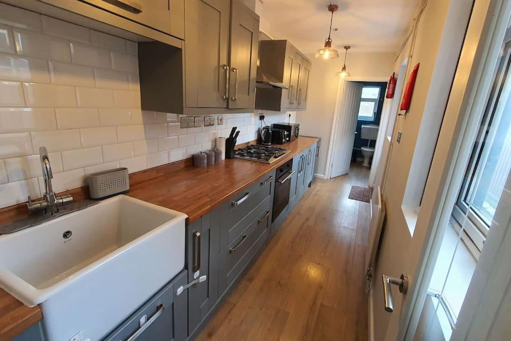 Contractors-City Centre-Parking-Sleeps 9 -Smart Tv, 2 Bathrooms! Coventry Exteriör bild